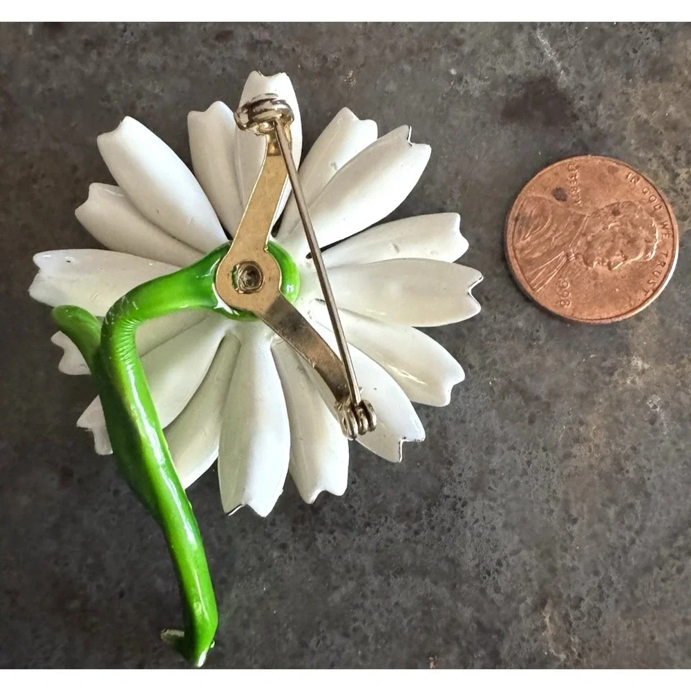 Vintage Brooch 1960's‎ Flower Power White Enamel Daisy Black Center